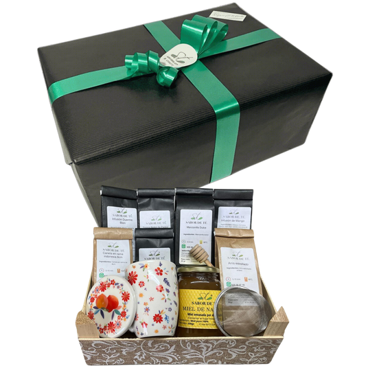 Colocaremos tu selección en una Caja de Madera forrada con Cinta de Yute + Dedicatoria (si se desea incluir en NOTAS) envuelta para REGALO🎁