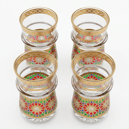 Set de cuatro vasos de té con mosaico multicolor, vista elevada