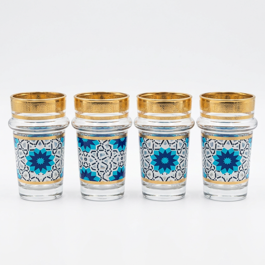 Cuatro vasos de té con mosaico azul, de pie, vista frontal