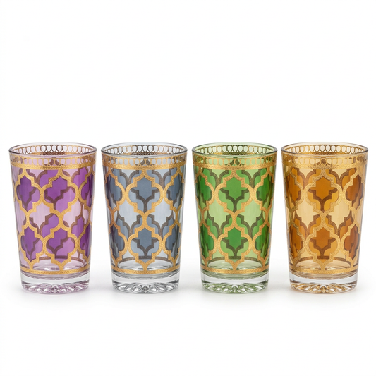 Cuatro vasos de té de distintos colores con detalles dorados, vista frontal