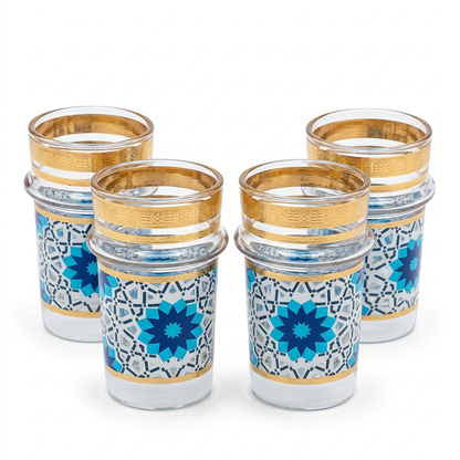 Cuatro vasos de té con mosaico azul, de pie, vista en tres cuartos