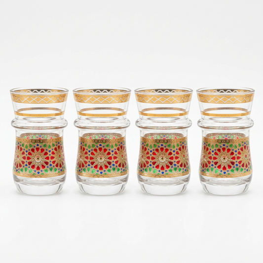 Set de cuatro vasos de té con mosaico multicolor, vista de perfil